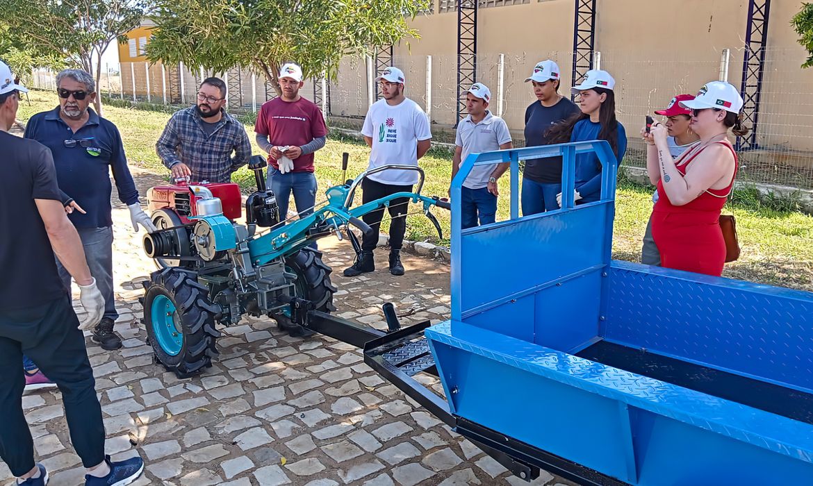 Chegadas das Máquinas em Apodi. Com o objetivo de intensificar e qualificar a produção de alimentos saudáveis, através do uso de máquinas adaptadas para a agricultura familiar e camponesa, o Consórcio Nordeste, Governo do Rio Grande do Norte e o Movimento dos Trabalhadores Rurais Sem Terra (MST) realizam, nesta sexta-feira (2), o lançamento do Campo Experimental das Máquinas Chinesas. O ato será em Apodi (RN) e formaliza a chegada de 29 máquinas no país. Destas, 11 serão entregues ao MST no RN, Paraíba, Maranhão e Ceará, onde serão realizadas as testagens de eficiência das máquinas, nos diferentes tipos de solos e sistemas produtivos. Foto: MST/Divulgação