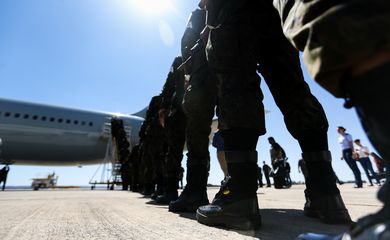Brasília - Cerca de 200 militares que vão compor as forças de segurança nas Olimpíadas embarcam em avião da Força Aérea Brasileira para o Rio  (Marcelo Camargo/Agência Brasil)