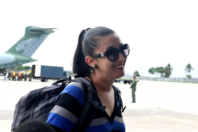 Rio de Janeiro (RJ), 21/10/2023 - A administradora, Michele Antunes, retorna ao país. Voo da Força Aérea Brasileira (FAB), com brasileiros repatriados, pousa na Base Aérea do Galeão. A Operação Voltando em Paz, do Governo Federal, realiza o oitavo voo de repatriação de brasileiros partindo de Israel. Foto:Tânia Rêgo/Agência Brasil