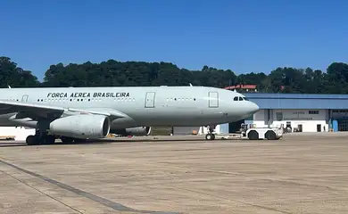 CHUVAS NO RS - Aeronave KC-30 decola da Base Aérea de São com destino à Base Aérea de Canoas (BACO), carregando 34 toneladas, com fardos de água, cestas básicas, colchões, cobertores e medicamentos, doados pela população, por meio da campanha 