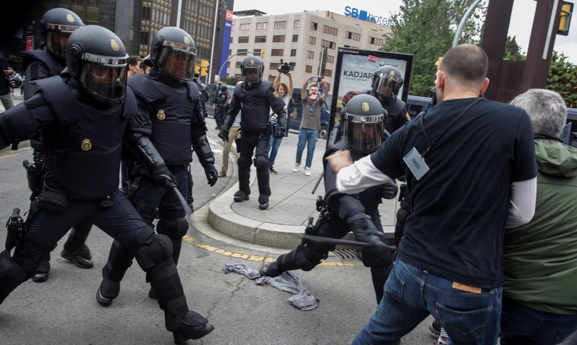 Referendo na Catalunha é marcado por confrontos entre cidadãos e a polícia (Reuters/David Gonzalez/Direitos Reservados)