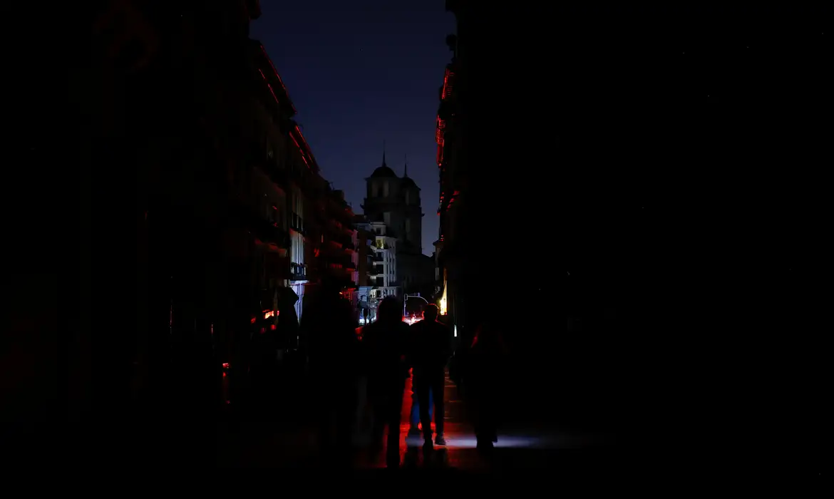 Pessoas usam lanternas enquanto caminham no escuro durante apagão em Madri
28/04/2025
REUTERS/Susana Vera