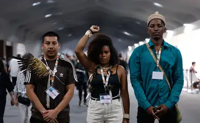 Belém (PA), 19/11/2025 - Eliel Camlem, Wasady Xakriabá e Jean Anjos; jovens lideranças indígenas, “diplomatas indígenas”, que estão atuando nas negociações da COP 30. Foto: Tânia Rêgo/Agência Brasil