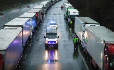Cerca de 1.500 caminhões aguardam em fila no Reino Unido permissão para cruzar o Canal da Mancha em direção ao continente europeu