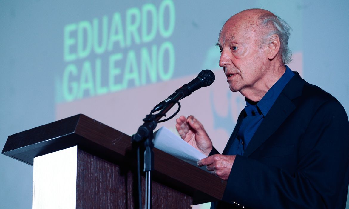 A 2ª Bienal Brasil do Livro e da Leitura de Brasília começa hoje (11), no Museu da República, o nome internacional do evento, Eduardo Galeano, recebe homenagem e profere palestra (Fábio Rodrigues Pozzebom/Agência Brasil)