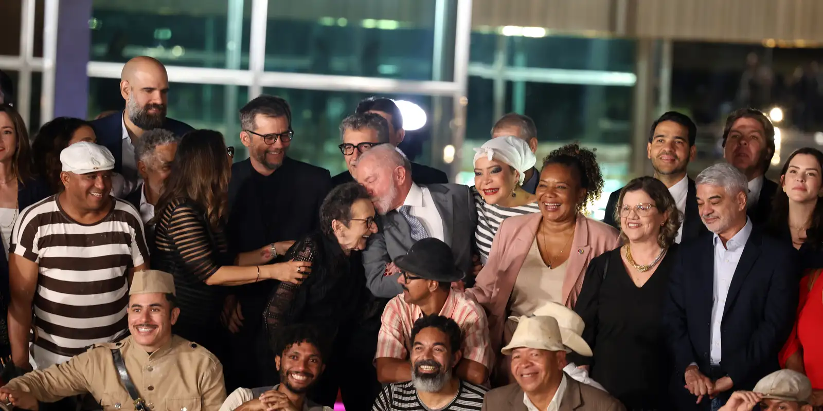 Lula recebe equipe de O Agente Secreto e destaca papel da cultura