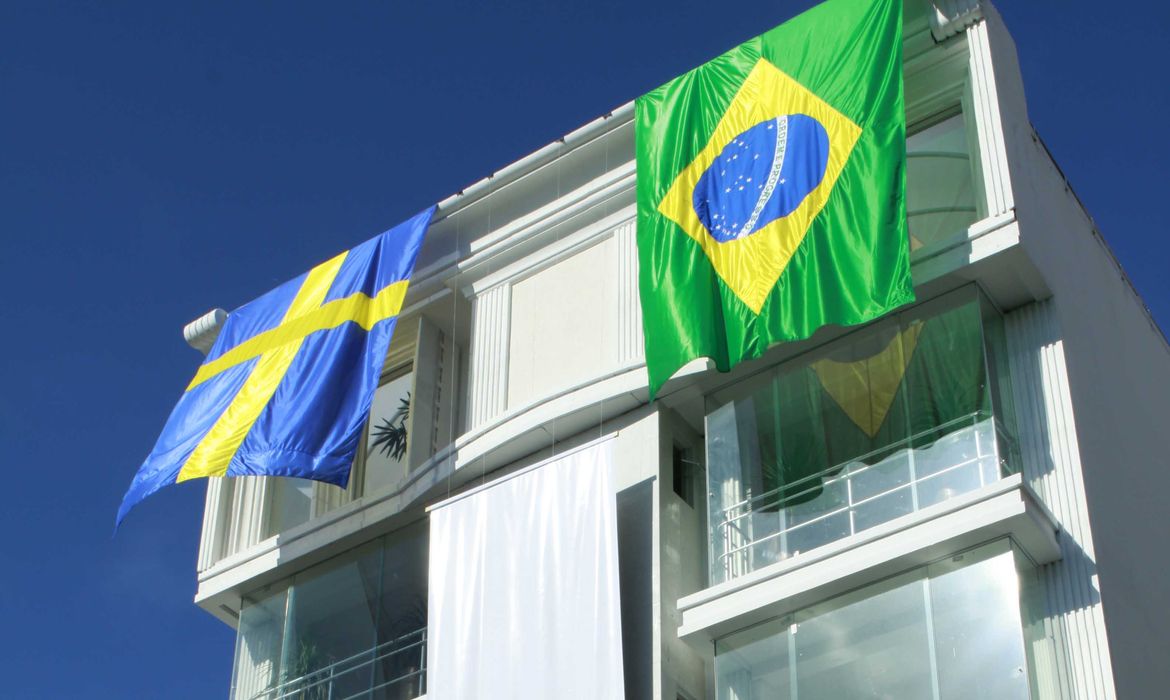 Brasil e Suécia firmam acordo sobre caças Gripen