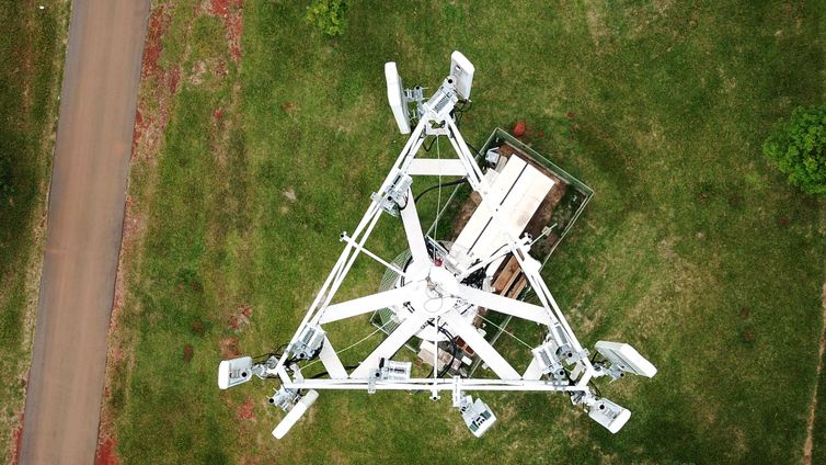 Antenas de transmissão para celulares. Telefonia 5G.