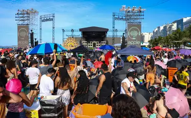 Rio de Janeiro (RJ), 03/05/2025 – Público enfrenta fila para acesso ao local do show da Lady Gaga na praia de Copacabana, na zona sul do Rio de Janeiro. Foto: Tomaz Silva/Agência Brasil