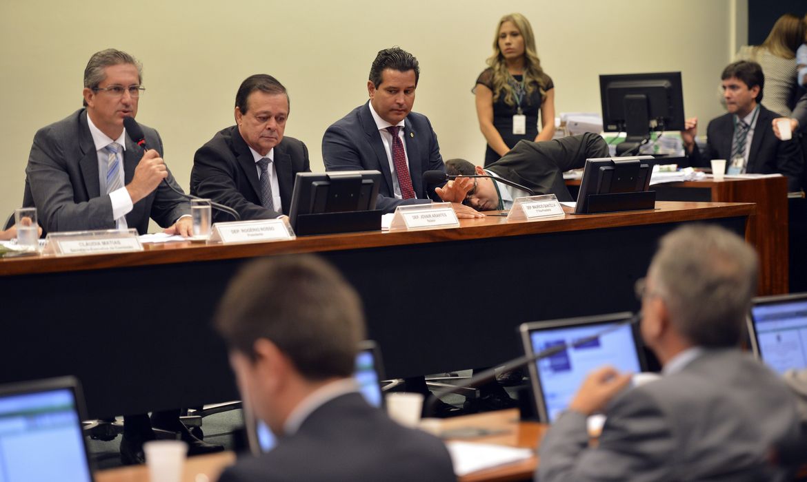 Brasília - O deputado Rogério Rosso, presidente da comissão especial que analisa o impeachment da presidenta Dilma Rousseff, o relator do processo, deputado Jovair Arantes  e o deputado Maurício Quintella durante reuniãona Câmara dos