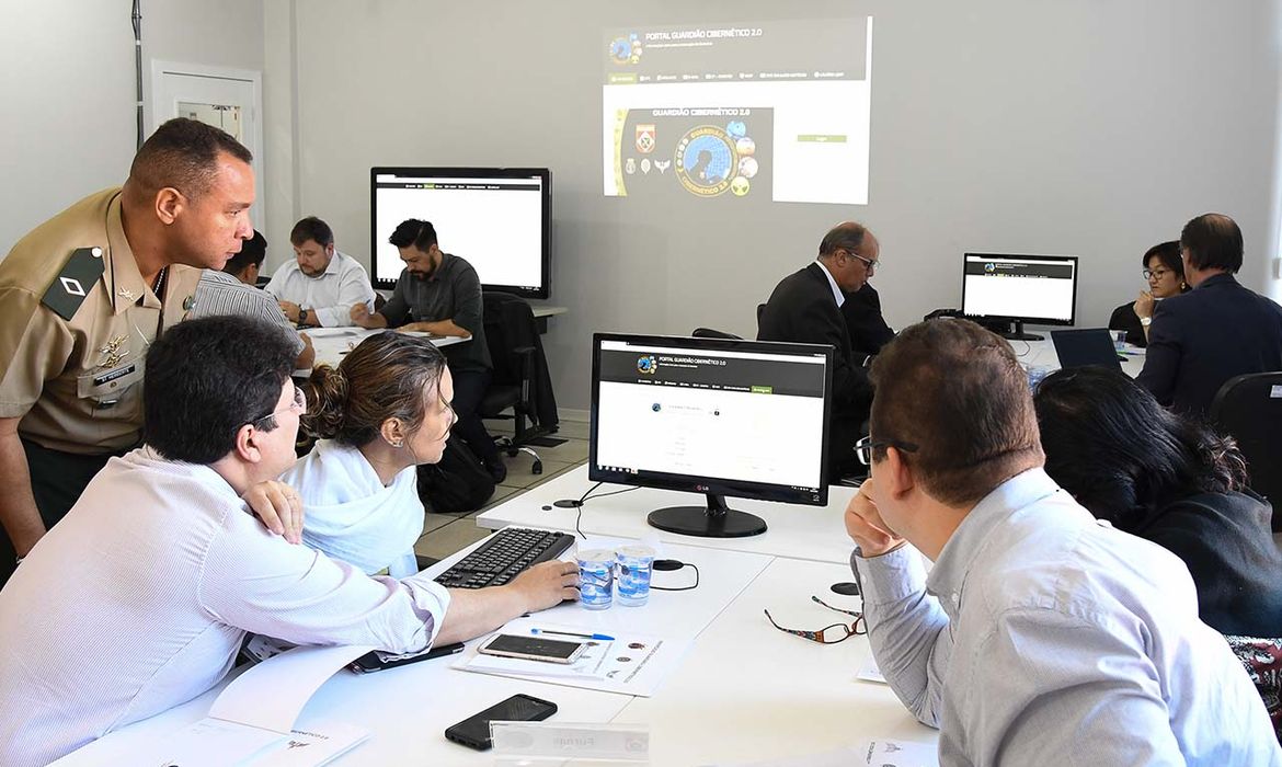  o Comando de Defesa Cibernética ComDCiber, do Ministério da Defesa, conduz o treinamento simulado denominado Exercício Guardião Cibernético 2.0 EGC 2.0