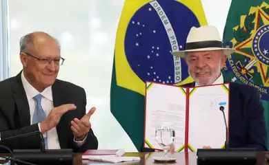 Brasília (DF), 28/04/2026 - O presidente Luiz Inácio Lula da Silva, acompanhdado do Vce-Presidente da República, Geraldo Alckmin, durante cerimônia de assinatura do decreto de promulgação do Acordo de Comércio entre União Europeia e Mercosul, no Palácio do Planalto. Foto: Valter Campanato/Agência Brasil