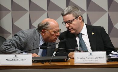 Brasília - Miguel Reale Jr (E), um dos autores do pedido de afastamento da presidenta Dilma, e o relator da Comissão do Impeachment no Senado, Antonio Anastasia   (Fabio Rodrigues Pozzebom/Agência Brasil)