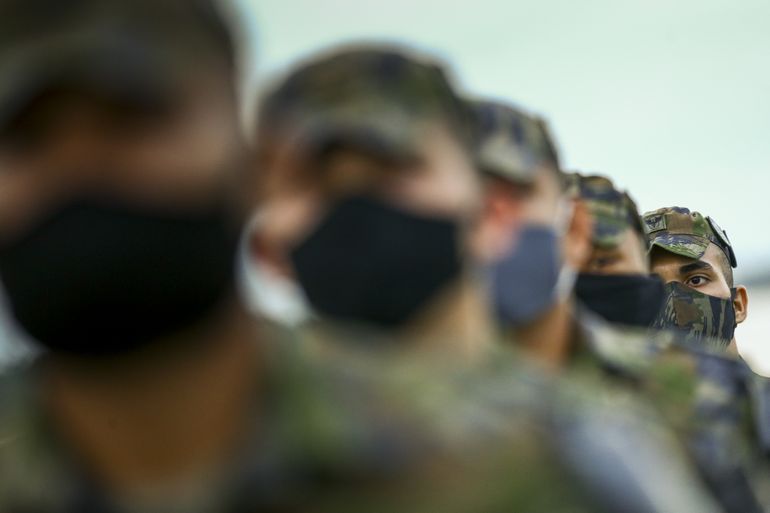 Militares em formação no Navio Auxiliar Pará.