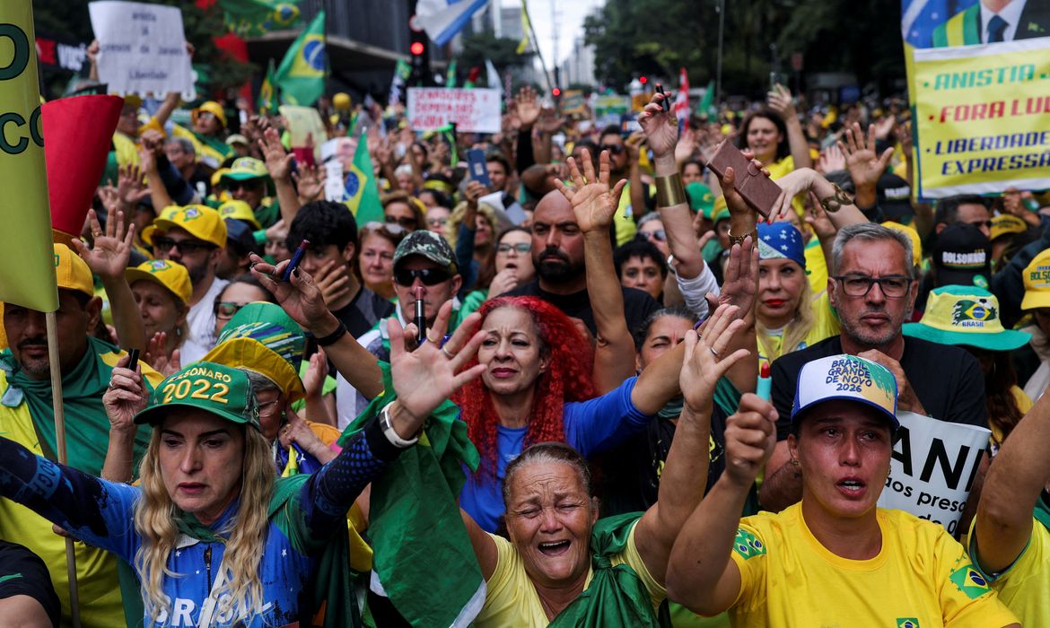 Supporters of former Brazilian President Jair Bolsonaro gather, on the day of a demonstration against Bolsonaro's judicial process and to demand the amnesty of all accused of taking part in the allegedly conspiring to overthrow the government, in Sao Paulo, Brazil, April 6, 2025. Reuters/Amanda Perobelli/Proibida reprodução
