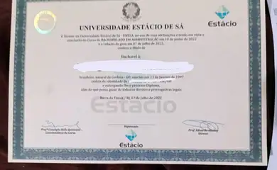 Brasília (DF), 11/06/2025 - Diploma apreendido pela Polícia Federal que deflagrou a Operação Código 451, com o objetivo de desarticular uma organização criminosa especializada na falsificação e comercialização de diplomas de ensino superior. Esses documentos estariam sendo utilizados para a obtenção de registros em conselhos profissionais e para o exercício ilegal de atividades privativas de profissões regulamentadas. Foto: PF/Divulgação