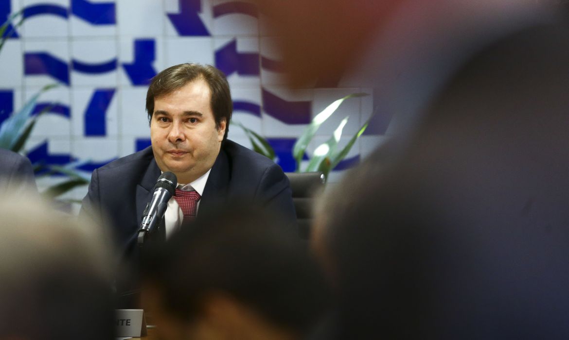 O presidente da Câmara dos Deputados, Rodrigo Maia, coordena reunião de líderes partidários. 