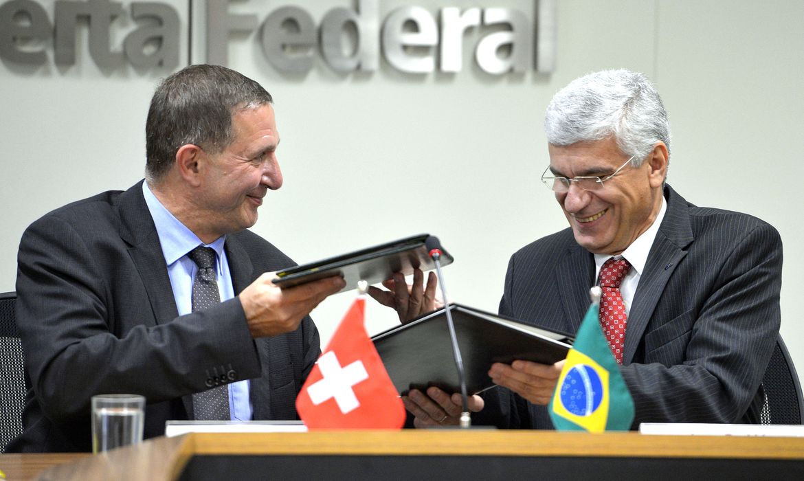 Christoph Schelling, do Departamento Federal de Finanças da Suíça e o secretário da Receita, Jorge Rachid falam sobre a assinatura de Acordo (TIEA) para a troca de informações tributárias (Wilson Dias/Agência Brasil)