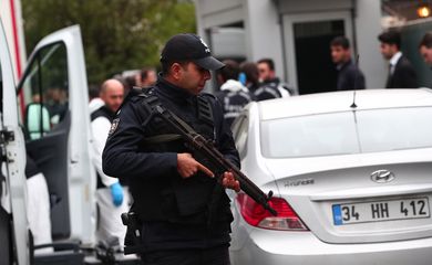 Polícia turca faz guarda em frente a residência do cônsul saudita na Turquia, enquanto membros do departamento forense inspecionam o local