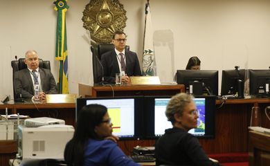 O presidente do Tribunal Regional Eleitoral do Rio de Janeiro, desembargador Elton Leme, acompanha o sorteio de seções eleitorais em que urnas passarão por teste de integridade.