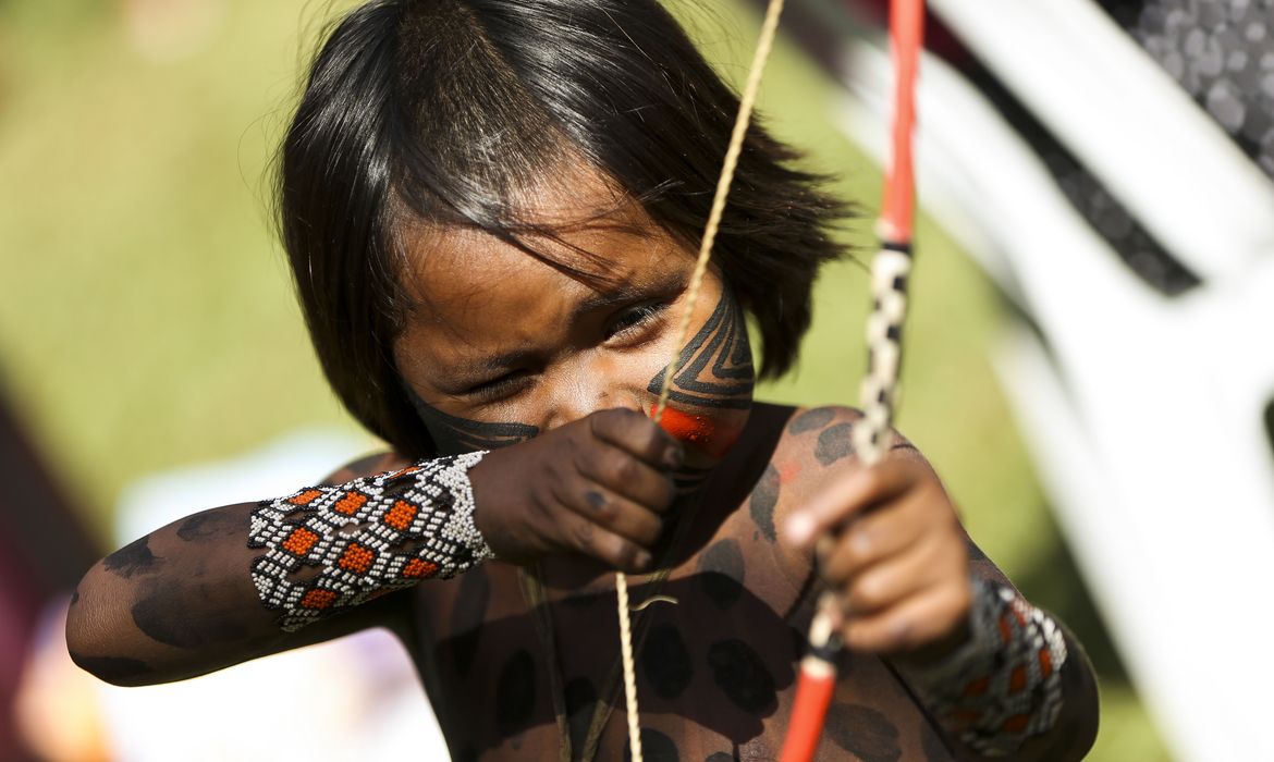 Brasília - Criança indígena no Acampamento Terra Livre