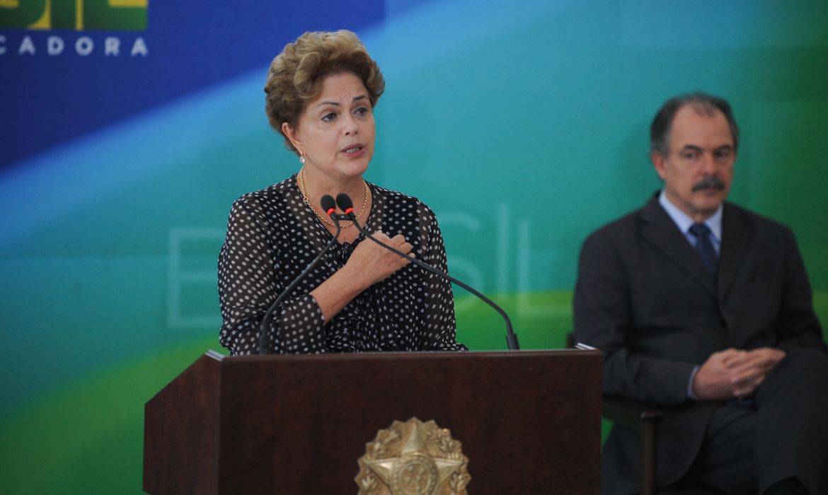 A presidenta Dilma Rousseff durante cerimônia de posse do novo ministro-chefe da Secretaria de Comunicação Social da Presidência da República, Edinho Silva (José Cruz/Agência Brasil)