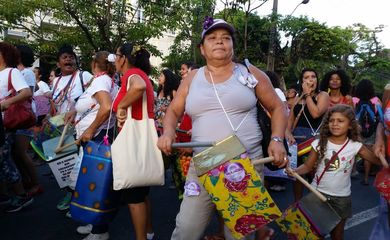 Mulheres fazem manifestação no Recife em defesa da vida da mulher