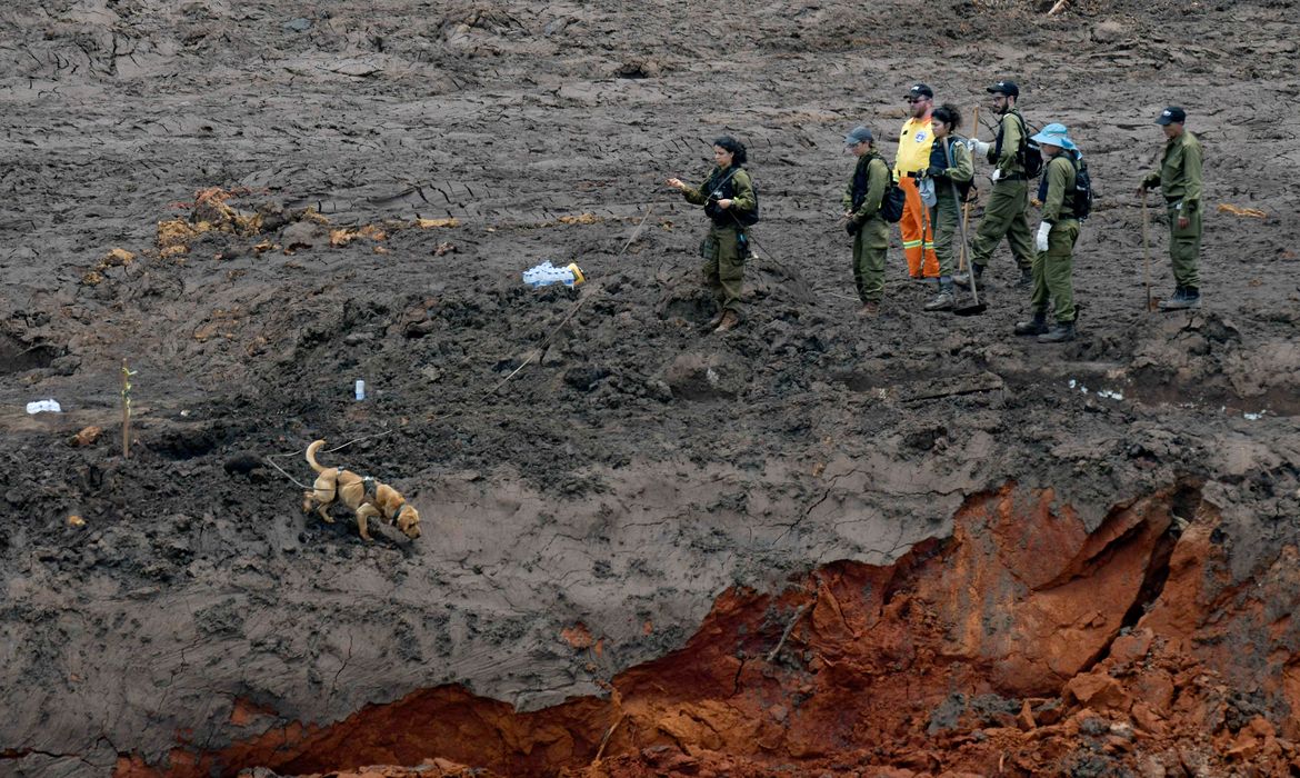Militares israelenses e equipes de resgate brasileiras durante buscas por vítimas em Brumadinho, onde uma barragem da mineradora Vale se rompeu.