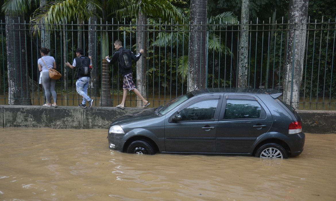  Alagamento na Rua Jardim Botânico após as chuvas que atingiram o Rio de Janeiro.