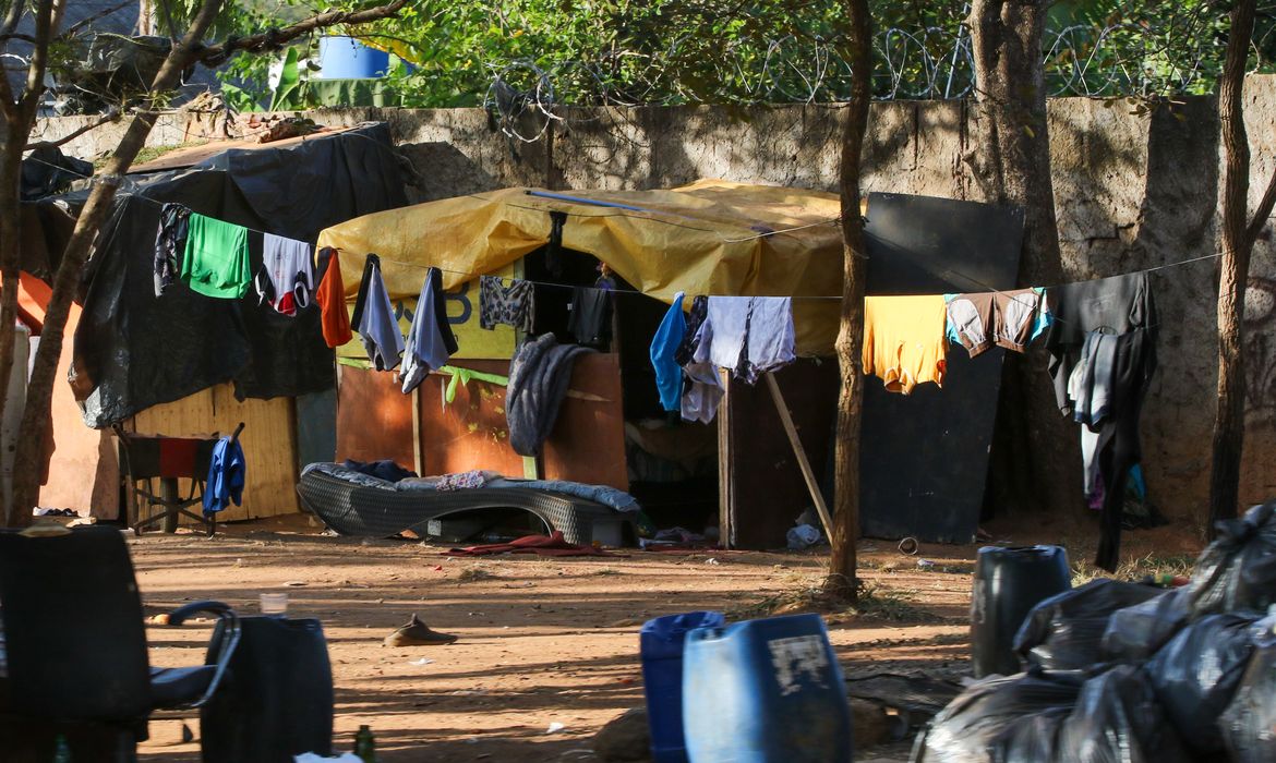 Pessoas em situação de rua acampadas no Plano Piloto, em Brasília