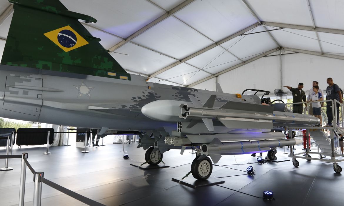 Réplica em tamanho real do novo caça multimissão F-39 Gripen, da Força Aérea Brasileira (FAB), em exibição na Fundação Getulio Vargas, em Botafogo.