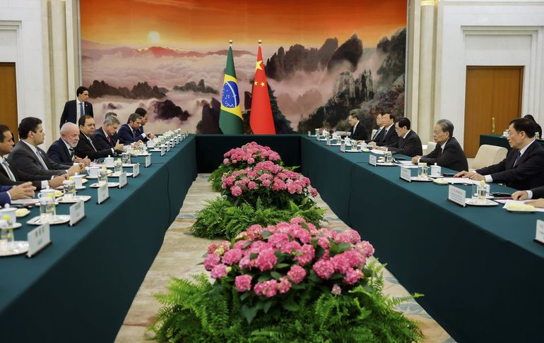 Presidente da República, Luiz Inácio Lula da Silva, durante Reunião com o Presidente da Comissão Permanente da Assembleia Nacional Popular, Zhao Leji. Grande Palácio do Povo, Pequim - China.  Foto: Ricardo Stuckert / PR