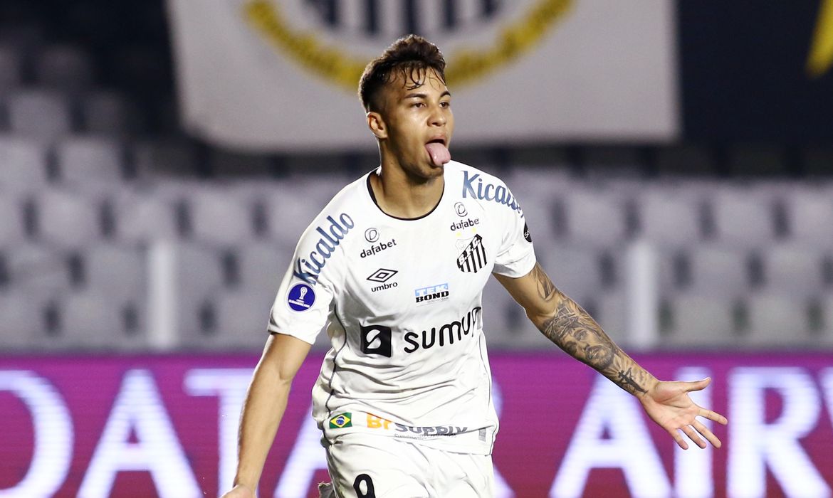 Kaio Jorge comemora gol marcado na partida entre Santos e Independiente pela Copa Sul-Americana - atacante - fechou com Juventus 