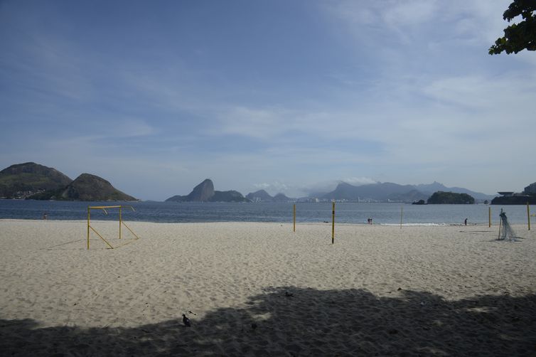A Praia de Icaraí, em Niterói, teve sua areia analisada em projeto que investiga a relação entre a ocorrência do poluente microplástico e de superbactérias