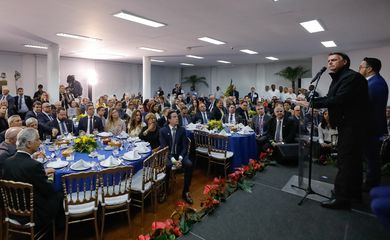 Presidente Jair Bolsonaro, almoça com empresários e lideranças políticas na Associação Comercial do Rio de Janeiro.