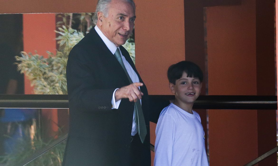 Brasília - O presidente interino, Michel Temer, busca o filho Michelzinho na escola, no Lago Sul  (José Cruz/Agência Brasil)