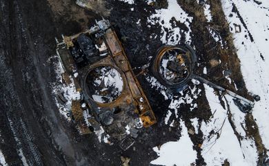 Tanque russo destruído na região ucraniana de Sumy