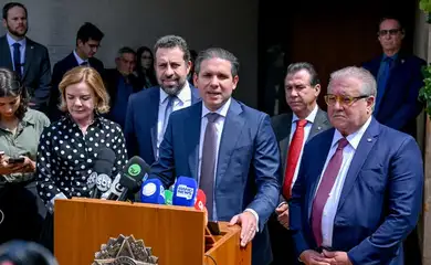 10/03/2026 - O presidente da Câmara dos Deputados, Hugo Motta (Republicanos-PB), reuniu-se nesta terça-feira 10 com ministros do governo Lula (PT) e com o relator do projeto que regulamenta o trabalho por aplicativos, a fim de tentar avançar nas negociações sobre... A ministra Gleisi Hoffmann, os ministros Guilherme Boulos e Luiz Marinho, o presidente da Câmara dos Deputados, Hugo Motta, e o deputado Augusto Coutinho na Residência Oficial da Presidência da Câmara. Foto: Douglas Gomes/Câmara dos Deputados