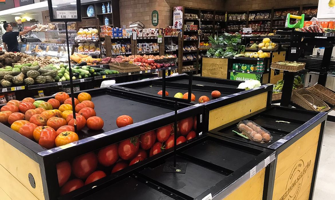 Supermercados de São Paulo ainda enfrentam desabastecimento  de frutas, verduras e legumes após as fortes chuvas desta semana