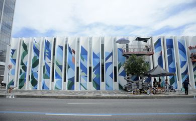Grafiteiros pintam a fachada da Biblioteca Parque Estadual, no centro do Rio de Janeiro