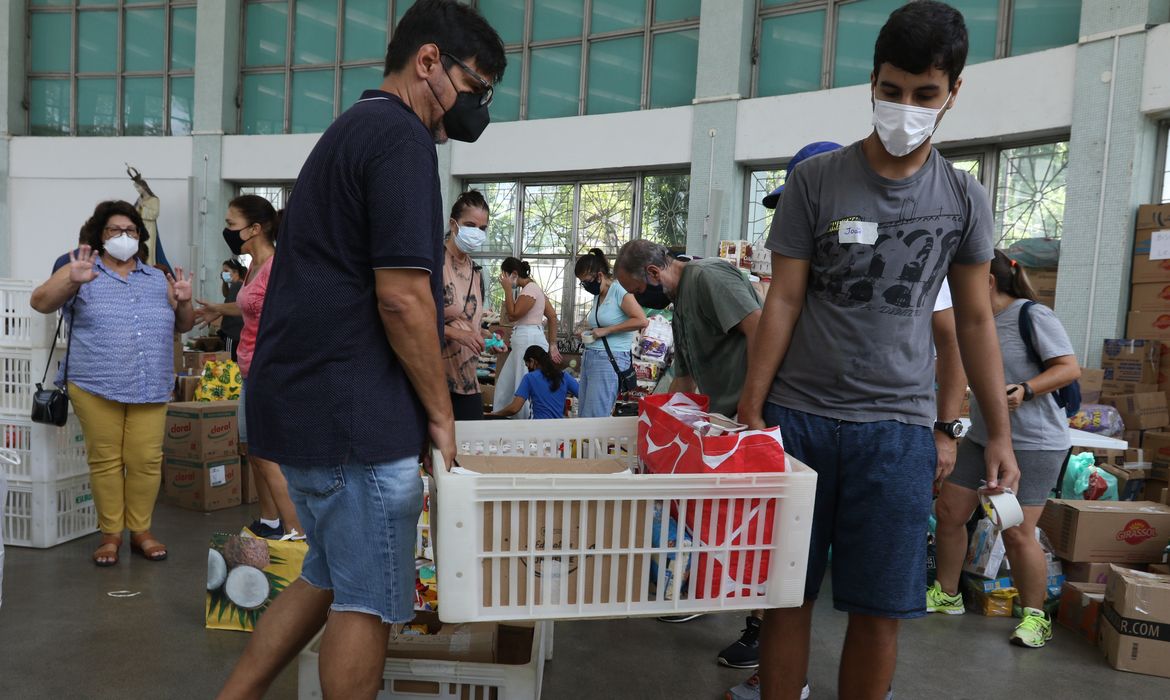 Voluntários recebem doações para as vítimas das chuvas em Petrópolis, na paróquia São José da Lagoa, zona sul do Rio.