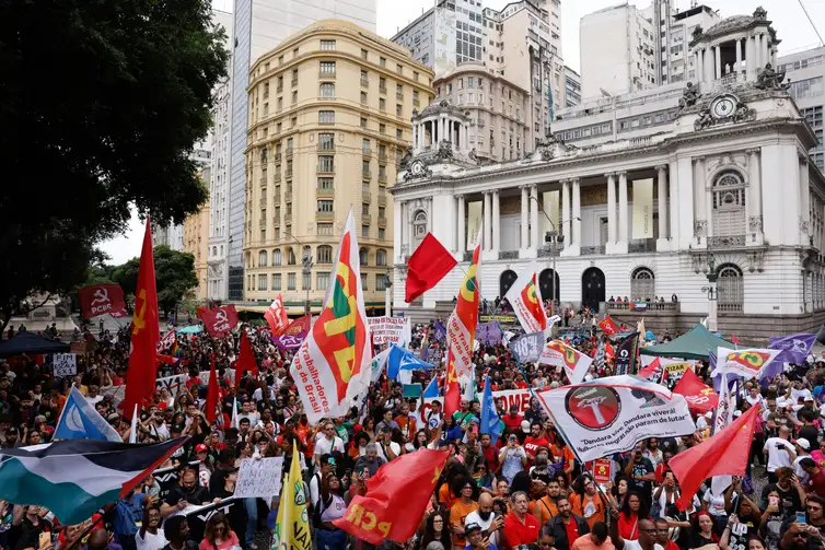 Tânia Rêgo/Agência Brasil Rio de Janeiro (RJ), 15/11/2024 - Manifestantes se reunem em protesto pelo fim da jornada de trabalho 6 x 1, na Cinelândia, centro da cidade. Foto: Tânia Rêgo/Agência Brasil