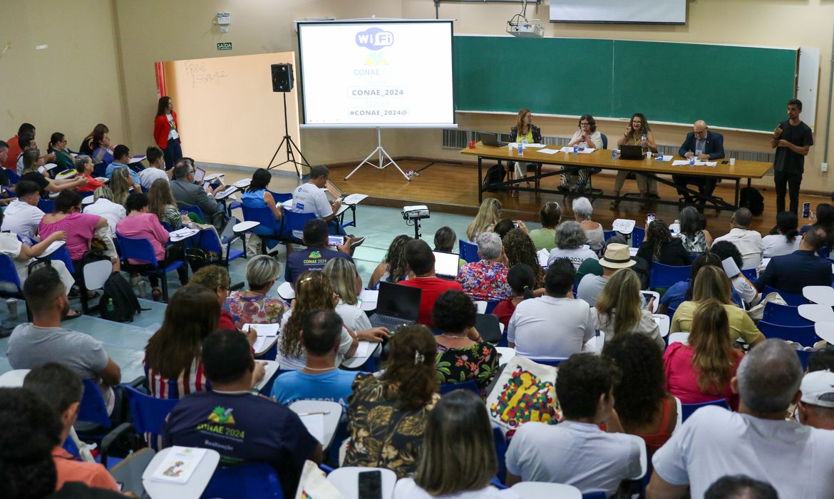 Brasília, DF 29/01/2024 A Conferência Nacional de Educação (Conae) 2024 continua até amanhã (30), em Brasília. O encontro começou ontem (28) e na Universidade de Brasília (UnB). Nos colóquios de hoje, cerca de 2,5 mil representantes da sociedade civil, de vários segmentos educacionais e setores sociais, e de entidades que atuam na educação e em órgãos do poder público, discutiram propostas para a educação no país. Foto: Fabio Rodrigues-Pozzebom/ Agência Brasil