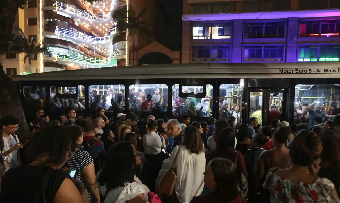 São Paulo (SP), 24/01/2025 - Ponto de ônibus no Largo do Paissandu lotado após chuva que alagou acidade. Foto: Paulo Pinto/Agência Brasil