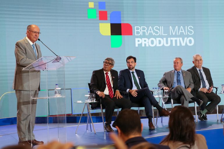 Brasília, DF 16/11/2023 O vice-presidente e ministro do Desenvolvimento, Indústria, Comércio e Serviços, Geraldo Alckmin, lança oficialmente o novo programa Brasil Mais Produtivo, na Confederação Nacional da Indústria (CNI) Foto: Fabio Rodrigues-Pozzebom/ Agência Brasil