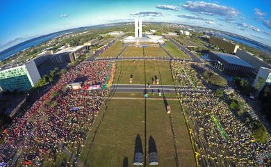 Brasília - Manifestantes a favor (que estão no lado direito) e contra (que estão no lado esquerda) o impeachment ocupam a Esplanada dos Ministérios durante o processo de votação na Câmara dos Deputados (Juca Varella/Agência Brasil)