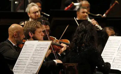 Apresentação da Orquestra Sinfônica Nacional da UFF durante concerto comemorativo dos 100 anos do rádio no Theatro Municipal do Rio de Janeiro