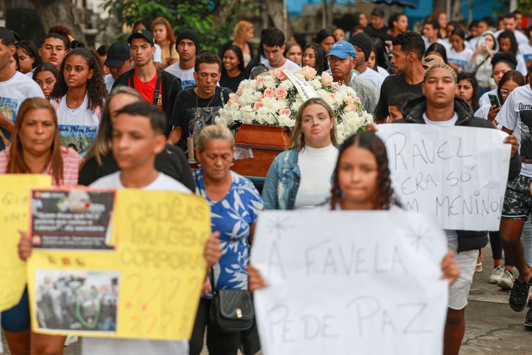 Rio de Janeiro (RJ), 31/10/2025 – Sepultamento de Ravel Rios uma das vitimas da operação contenção, no cemitério de cemitério de Inhaúma.Foto: Joédson Alves/Agência Brasil