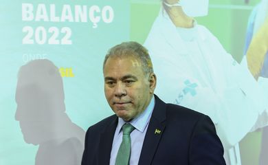 O ministro da Saúde, Marcelo Queiroga, apresenta um balanço de sua gestão durante entrevista coletiva no ministério.