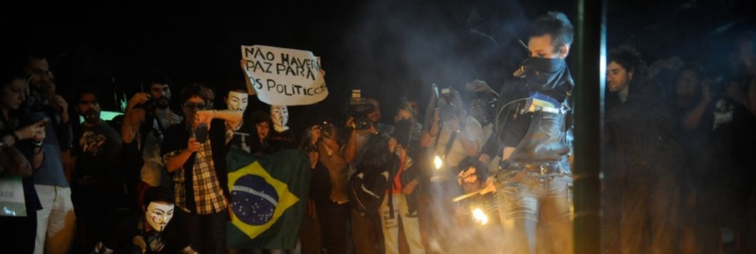 Manifestantes atearam fogo próximo à residência do governador do Rio de Janeiro, Sérgio Cabral
